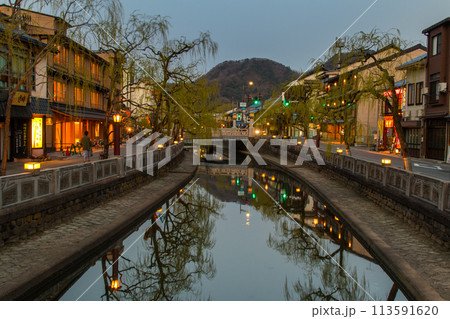城崎温泉夕景～辨天橋から地蔵湯橋方面の眺め～(兵庫県-城崎温泉) 113591620