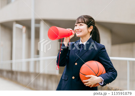 校舎の前でバスケットボールを持つ女子中学生・女子高生(部活・スポーツ・運動部・バスケ部) 校舎の前でバスケットボールを持つ女子中学生・女子高生(部活・スポーツ・運動部・バスケ部) 113591879