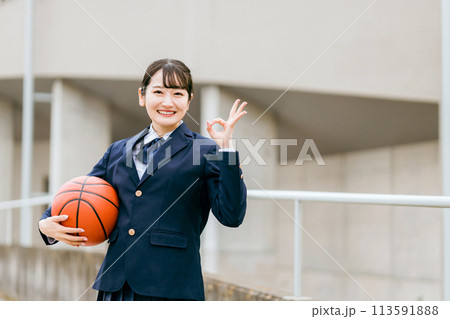 校舎の前でバスケットボールを持つ女子中学生・女子高生（部活・スポーツ・運動部・バスケ部） 113591888