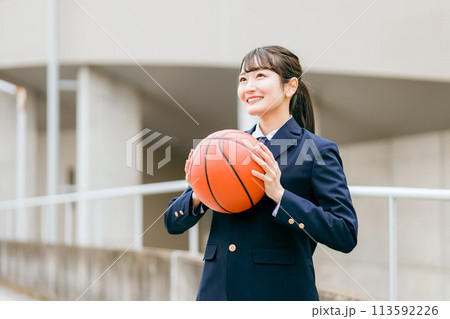 校舎の前でバスケットボールを持つ女子中学生・女子高生(部活・スポーツ・運動部・バスケ部) 校舎の前でバスケットボールを持つ女子中学生・女子高生(部活・スポーツ・運動部・バスケ部) 113592226