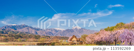 【山梨県】北杜市武川町、水車の里公園・枝垂桜と残雪の南アルプス パノラマ合成 【山梨県】北杜市武川町、水車の里公園・枝垂桜と残雪の南アルプス パノラマ合成 113592269