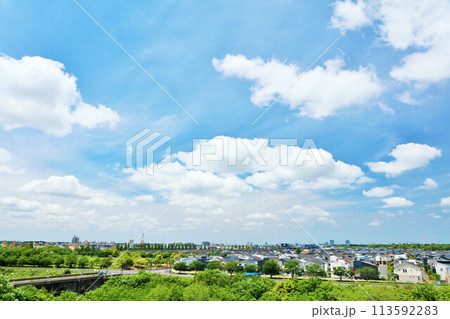 爽やかな青空と街の風景 113592283