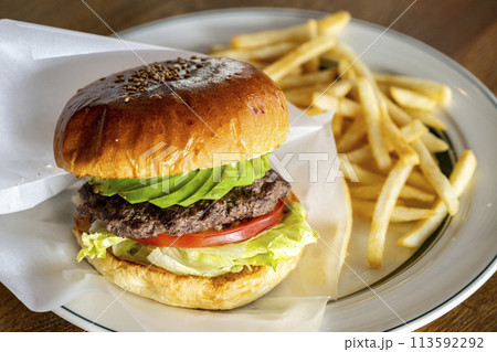 ハンバーガーとフライドポテト 113592292