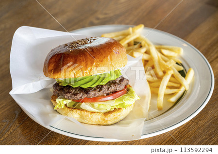 ハンバーガーとフライドポテト 113592294