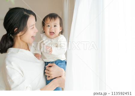 赤ちゃんを抱く女性のポートレート 赤ちゃんを抱く女性のポートレート 113592451