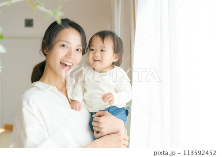 赤ちゃんを抱く女性のポートレート 113592452