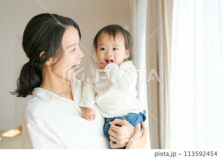 赤ちゃんを抱く女性のポートレート 赤ちゃんを抱く女性のポートレート 113592454