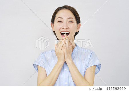 笑顔で驚く女性　白背景 113592469