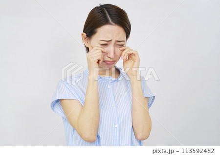 落ち込む女性　白背景 113592482