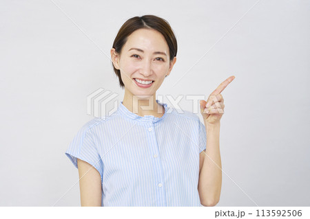 右を指差す女性　白背景 113592506