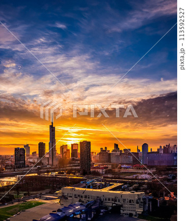 マジックアワーの都心のビル群のシルエット　イラスト 113592527