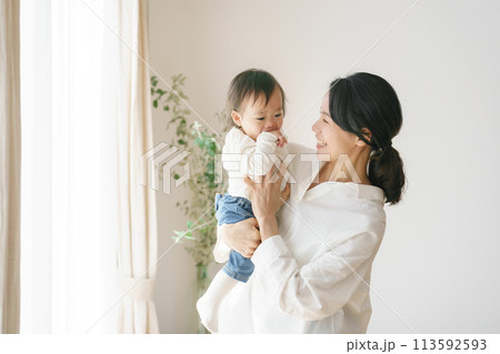 赤ちゃんを抱く女性のポートレート 赤ちゃんを抱く女性のポートレート 113592593