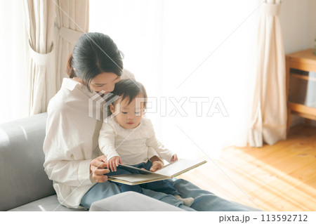 赤ちゃんに絵本を読む女性 赤ちゃんに絵本を読む女性 113592712