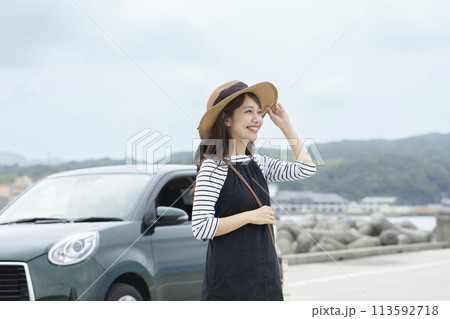 車で旅するかわいい女性 車で旅するかわいい女性 113592718