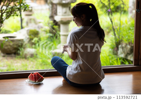 家でスイカを食べる可愛い女性 家でスイカを食べる可愛い女性 113592721