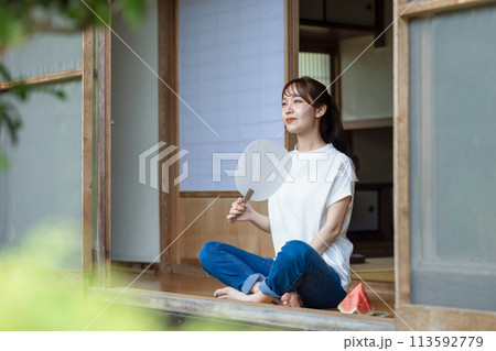 縁側でスイカを食べる可愛い女性 縁側でスイカを食べる可愛い女性 113592779
