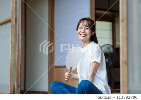 縁側で涼む可愛い女性 縁側で涼む可愛い女性 113592780