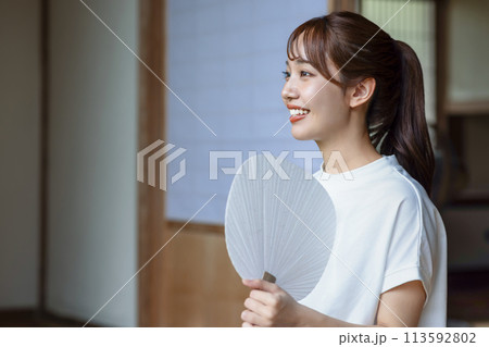 縁側で涼む可愛い女性 113592802