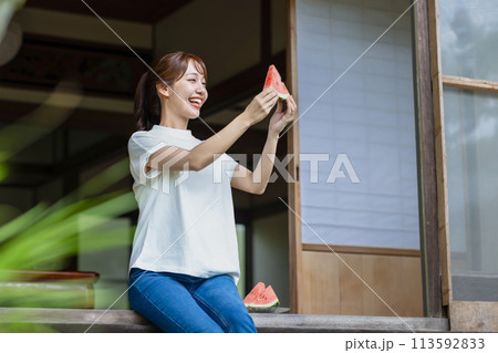 縁側でスイカを食べる可愛い女性 縁側でスイカを食べる可愛い女性 113592833