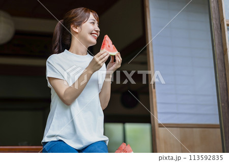 縁側でスイカを食べる可愛い女性 縁側でスイカを食べる可愛い女性 113592835