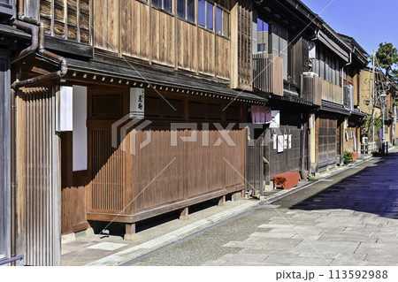 青空が広がる春のにし茶屋街 青空が広がる春のにし茶屋街 113592988