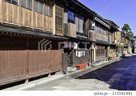 青空が広がる春のにし茶屋街 113592991