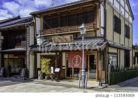 青空が広がる春のにし茶屋街 113593009