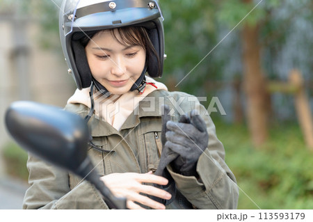 バイクに乗った笑顔の女性 バイクに乗った笑顔の女性 113593179