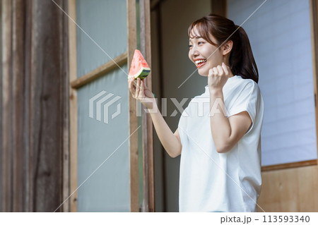 縁側でスイカを食べる可愛い女性 縁側でスイカを食べる可愛い女性 113593340