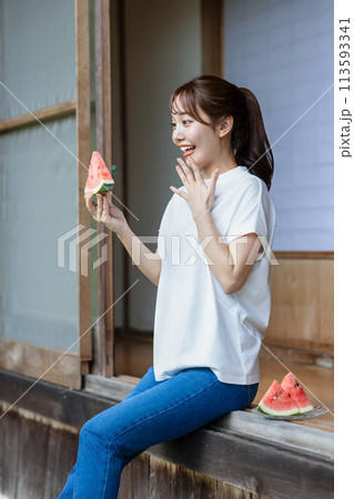 縁側でスイカを食べる可愛い女性 113593341