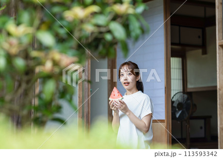 縁側でスイカを食べる可愛い女性 113593342