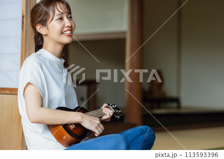 縁側でウクレレの練習をする女性 縁側でウクレレの練習をする女性 113593396