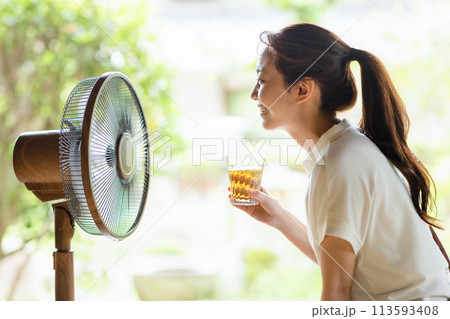 扇風機で涼む女の子 113593408