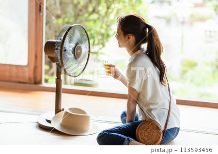 扇風機で涼む女性 113593456