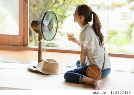 扇風機で涼む女性 113593458