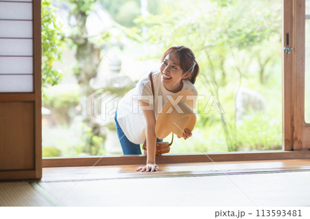 縁側から顔を出す女性 縁側から顔を出す女性 113593481