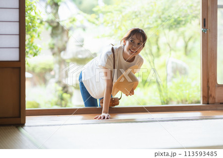 縁側から顔を出す女性 113593485