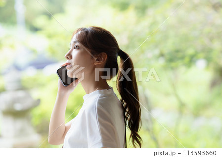 縁側で電話をする女性 縁側で電話をする女性 113593660