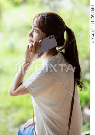 縁側で電話をする女性 縁側で電話をする女性 113593663