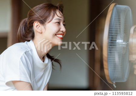 扇風機で涼むかわいい女性 113593812