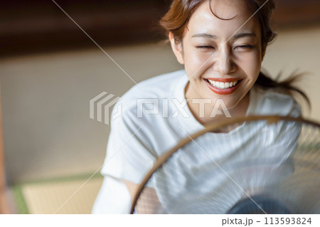 扇風機で涼むかわいい女性 扇風機で涼むかわいい女性 113593824