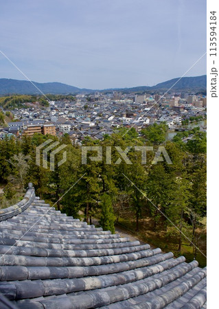 松江城天守閣から望む東側の松江市街 113594184