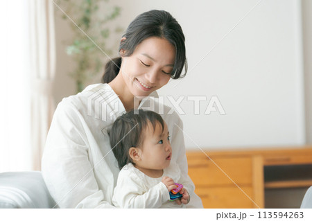 赤ちゃんをあやすお母さん 113594263