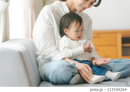 赤ちゃんをあやすお母さん 赤ちゃんをあやすお母さん 113594264