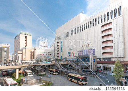 晴れわたる八王子駅前ロータリー 113594328