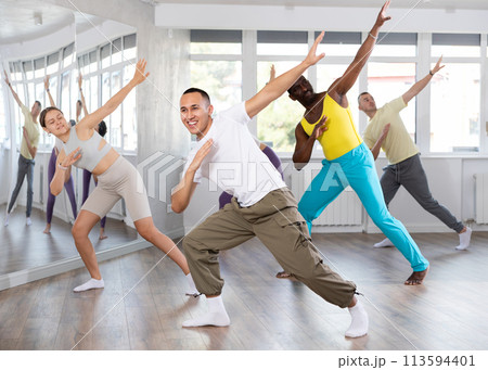 European guy with team of like-minded multinational people learn to elements of hip hop dance 113594401