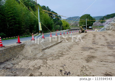 小山を崩して道路を広げる工事 小山を崩して道路を広げる工事 113594543