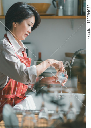 a forty-something woman 113594679