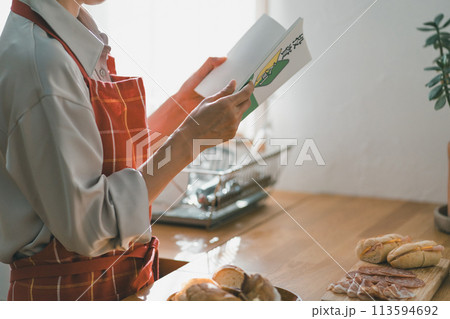 a forty-something woman 113594692