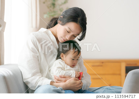育児に疲れた母親の写真 育児に疲れた母親の写真 113594717